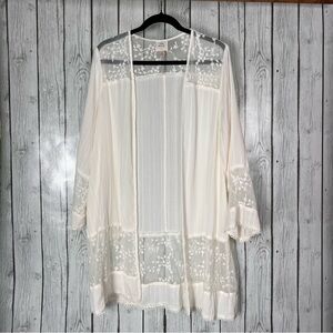 Knox Rose White Kimono with lace details